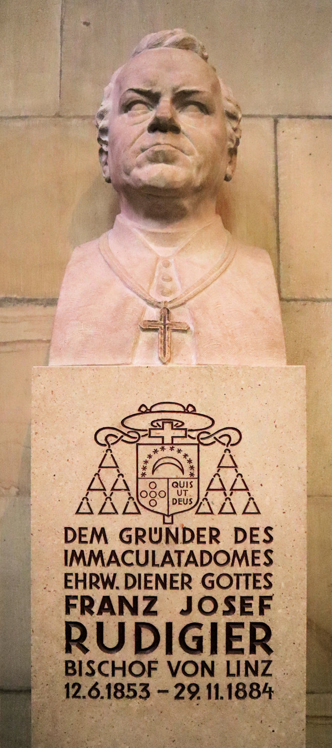 Denkmal im Altarraum des neuen Domes in Linz