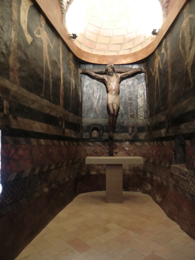 Christus-Kapelle in der Burg Javier mit einem lächelnden Gekreuzigten aus dem 13. Jahrhundert und Totentanzdarstellungen. Der Überlieferung zufolge schwitzte die Chrstusfigur an Franz' Todestag 1552 Blut.