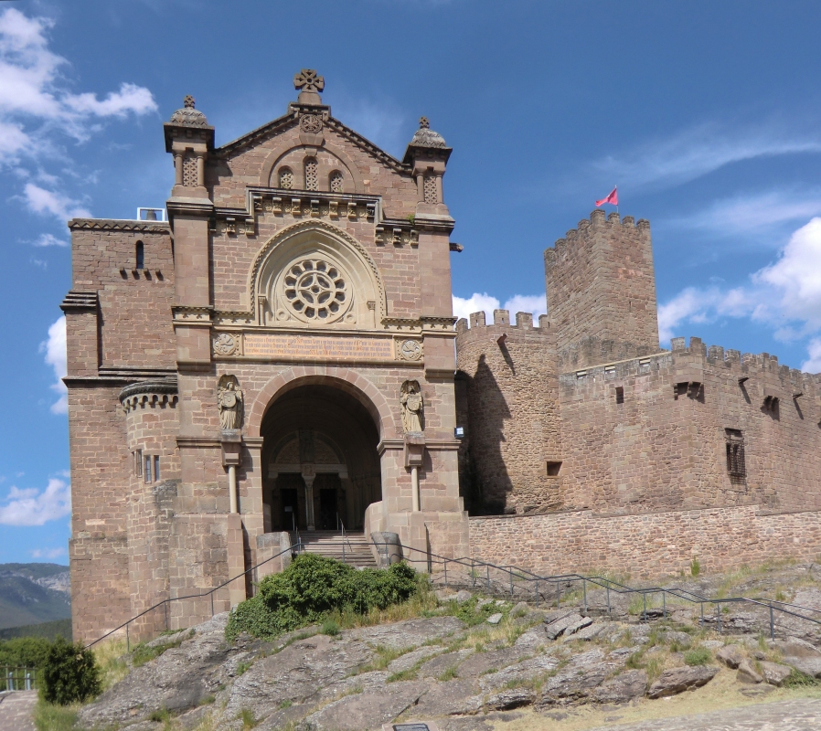 Die an die Stelle des Palastbaus ab 1890 gebaute Kirche, geweiht im  Jahr 1901 an der Burg Javier