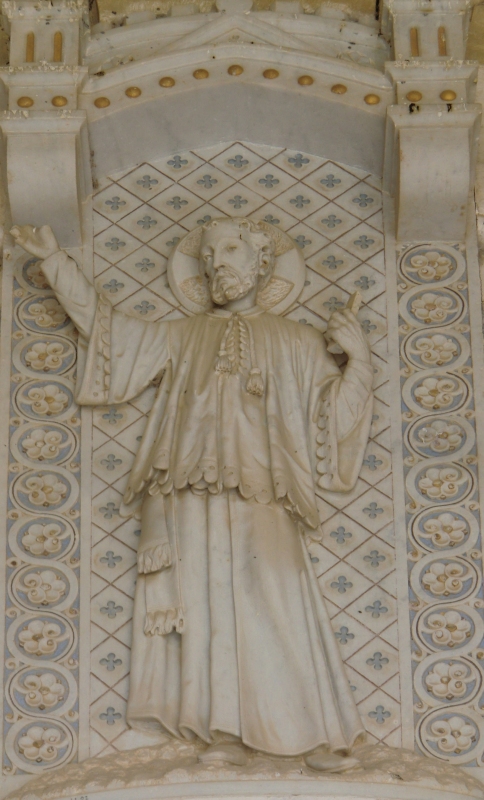 Statue an der Kirche an der Burg Javier