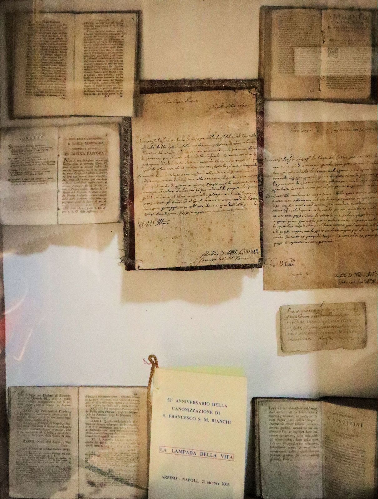 Manuskripte und Bücher von Franz Xaver, in der Kirche Santa Maria di Caravaggio in Neapel