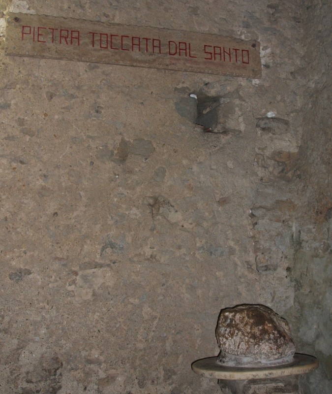 von Franz berührter Stein im Oratorium, im Santuario San Francesco in Paola