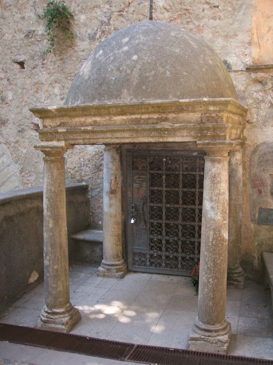 Eingang zur Grotte, in der Franz 14 Jahre als Einsiedler lebte, im Santuario San Francesco in Paola
