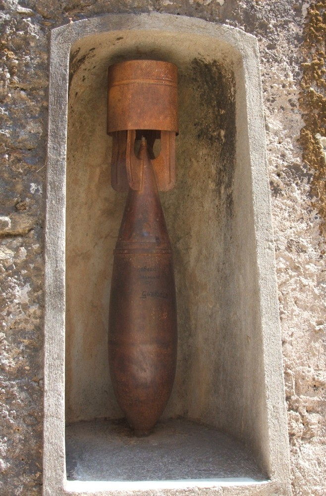 Bombe, die 1943 im Krieg im Bach neben dem Santuario einschlug, aber wundersamer Weise nicht zündete, im Santuario San Francesco in Paola