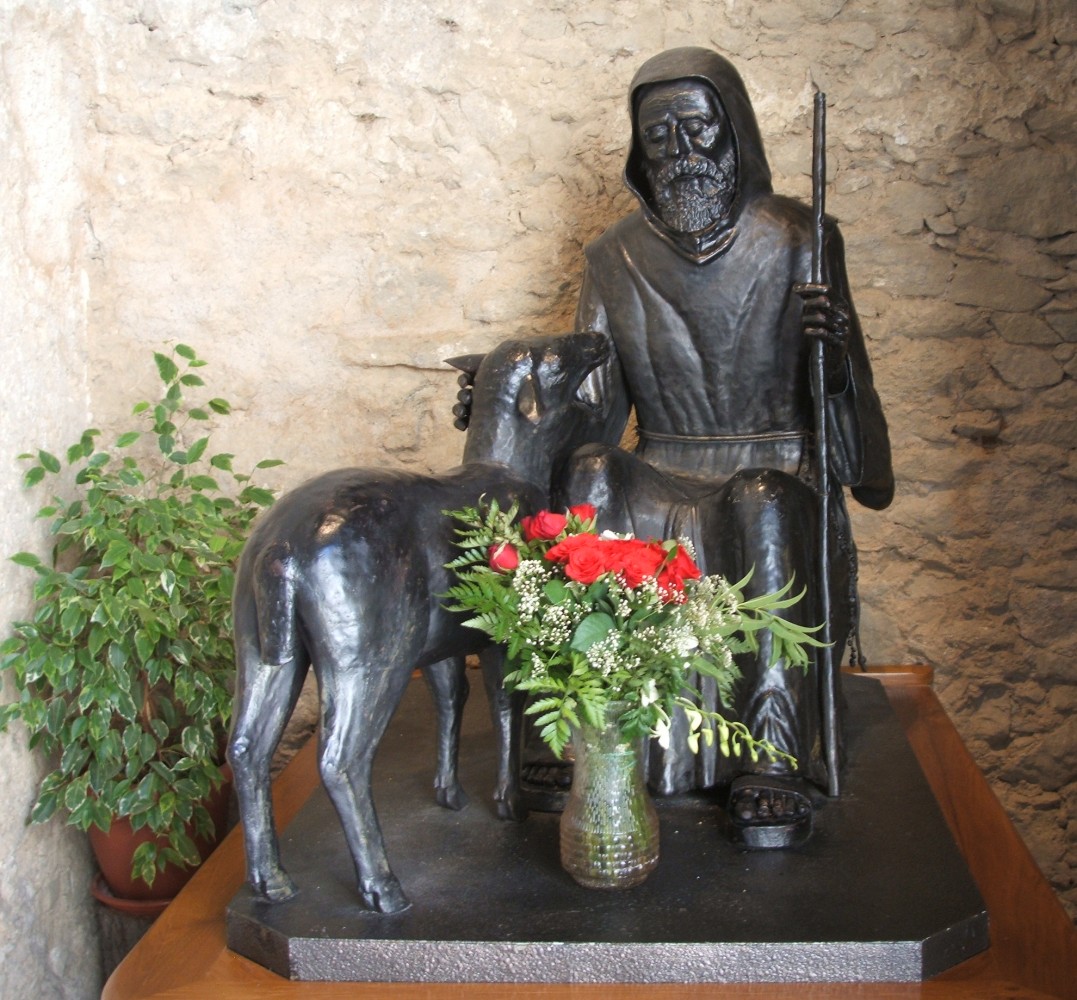 Osvaldo Iorio: Bronzefigur, 1983, im Santuario San Francesco in Paola
