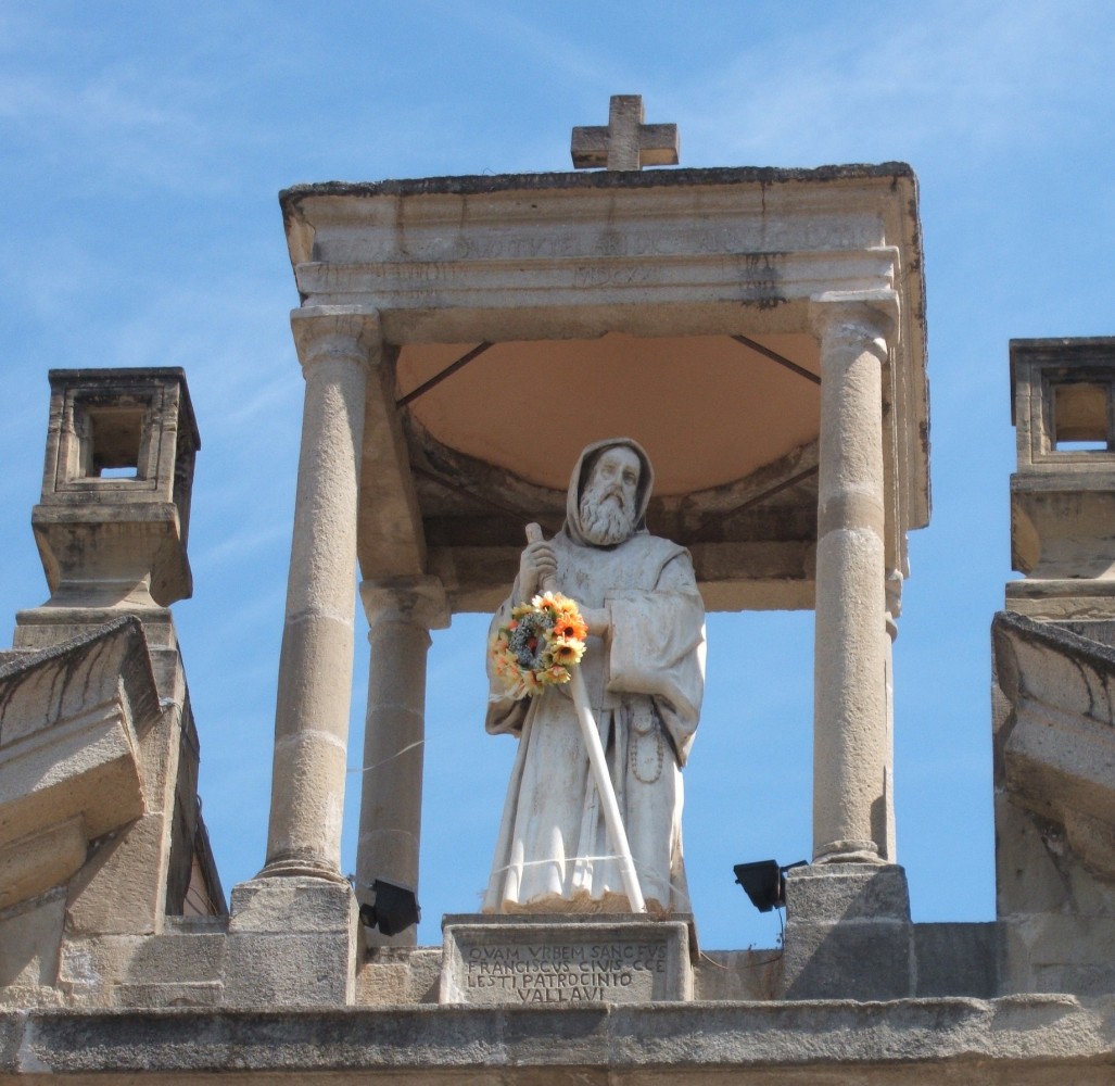 Statue von Franz auf dem Stadttor in Paola