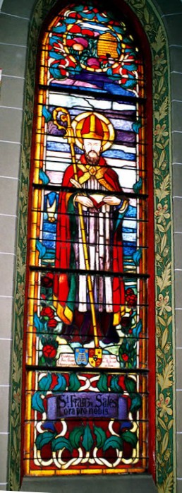 Jean Castella: Glasfenster mit Franz von Sales, darüber ein Bienenkorb als Symbol seines Fleißes, in der Pfarrkirche in Heitenried in der Schweiz