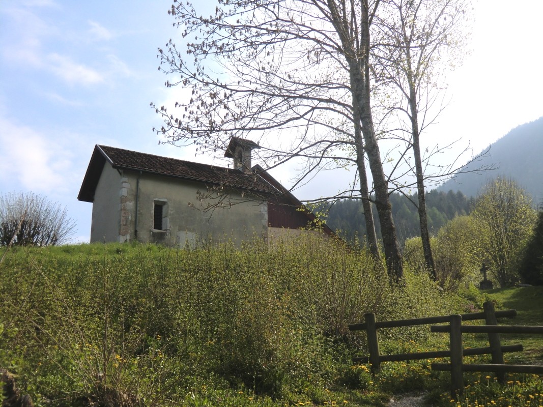 Kapelle an Franz' Geburtsstelle und Kreuz, das an die Vision zur Gründung des Ordens der Salesianerinnen erinnert, oberhalb des Schlosses in Thorens