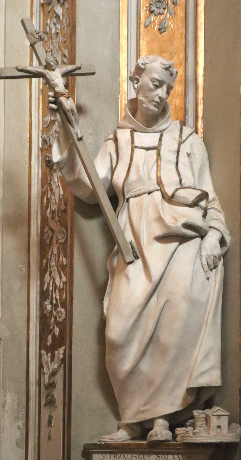 Statue in der Basilika Sant'Apollinare Nuovo in Ravenna