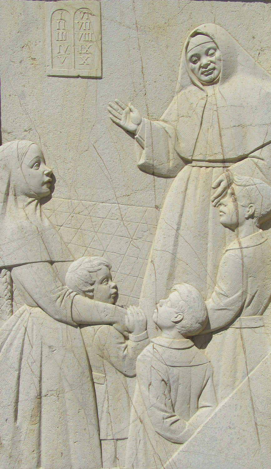 Relief: Franziska Anna als Katechetin, 1955, am Denkmal in Sencelles
