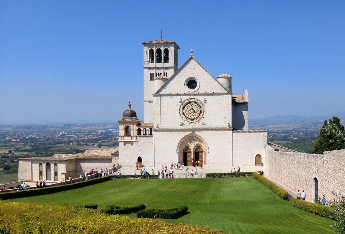 Fassade der Oberkirche der Basilika di San Francesco in Assisi