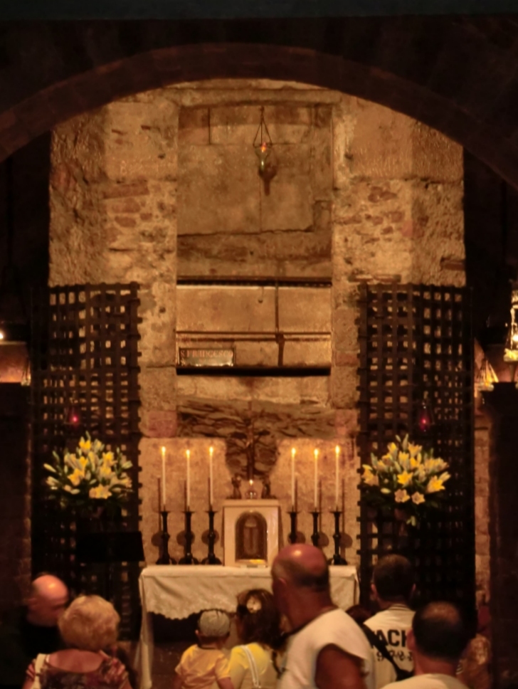 Franziskus' Sarg in der Unterkirche der Basilika di San Francesco in Assisi