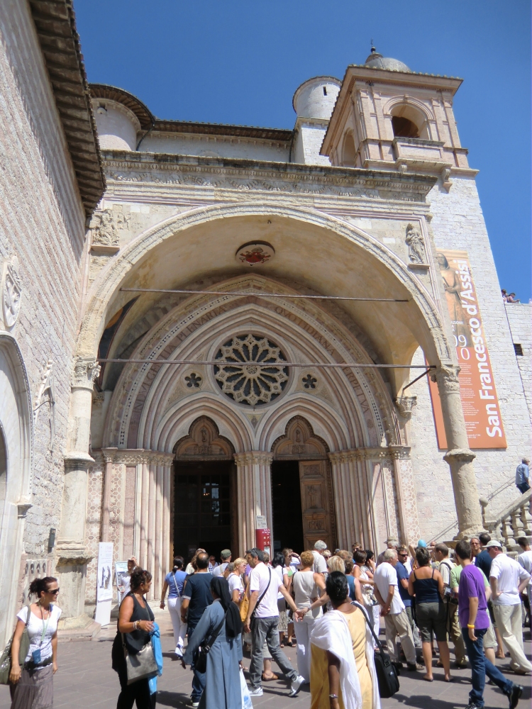 Portal der Unterkirche der Basilika di San Francesco in Assisi