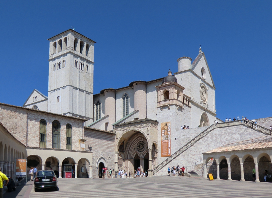 Platz vor der Unterkirche der Basilika di San Francesco in Assisi