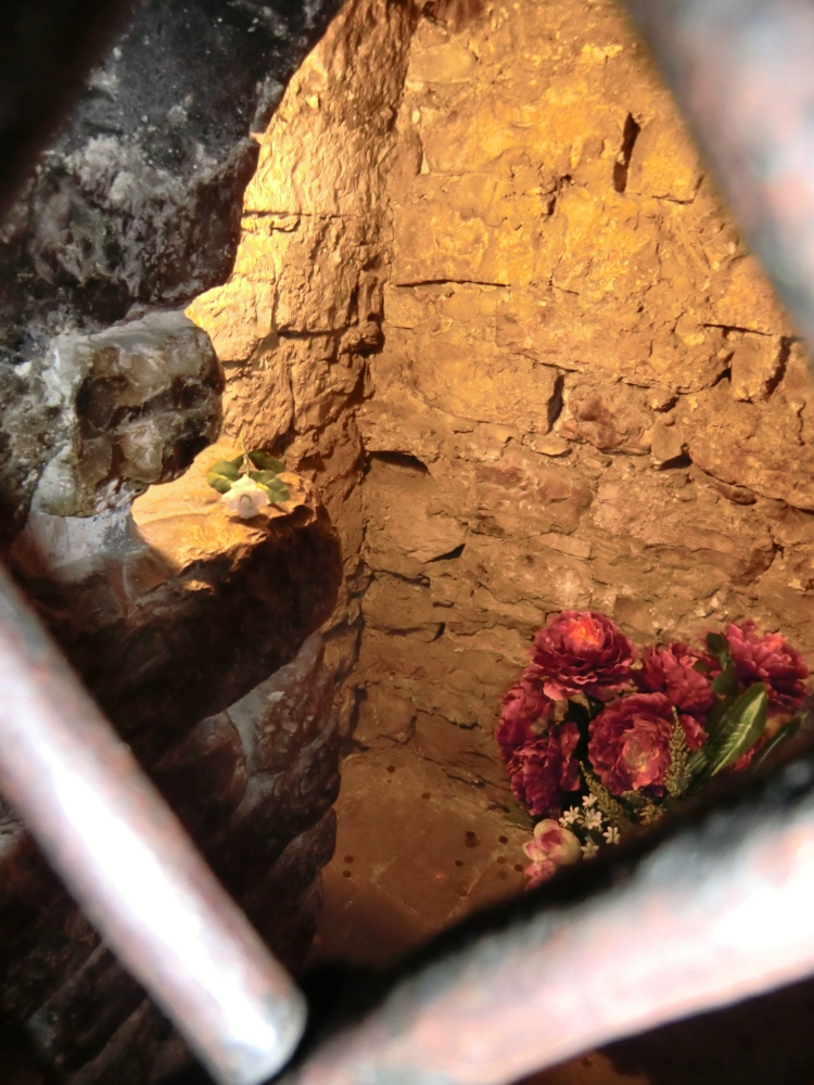 Das Verlies im Elternhaus, in das Franziskus von seinem Vater eingesperrt wurde, weil er ihm einen Stoffballen entwendet hatte, mit dessen Erlös er die Renovierung der Kirche von San Damiano bezahlte, heute am Eingang der Chiesa Nuova