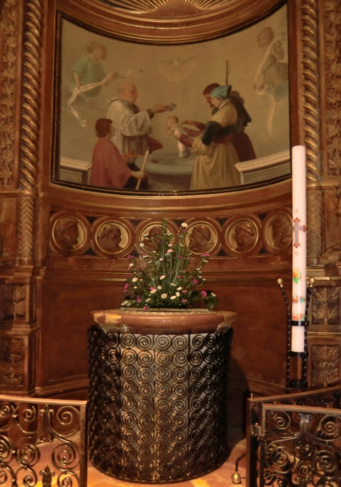 Taufstein, an dem Franziskus und außerdem Klara von Assisi sowie Gabriel von der schmerzensreichen Jungfrau getauft wurden, heute in der Kathedrale San Rufino in Assisi