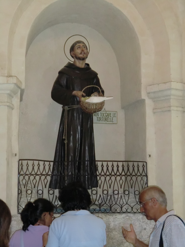 Franziskus-Statue mit lebender Taube, im Kreuzgang von Santa Maria degli Angeli