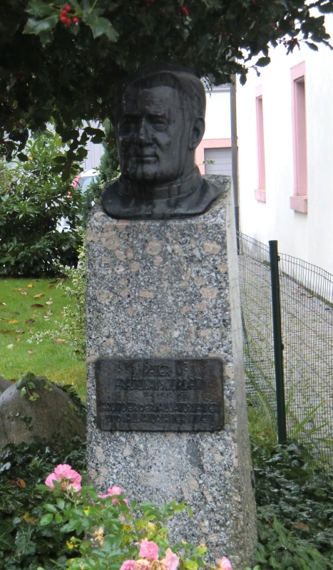 Denkmal im Garten des Pfarrhauses unweit seines abgegangenen Geburtshauses in Gurtweil