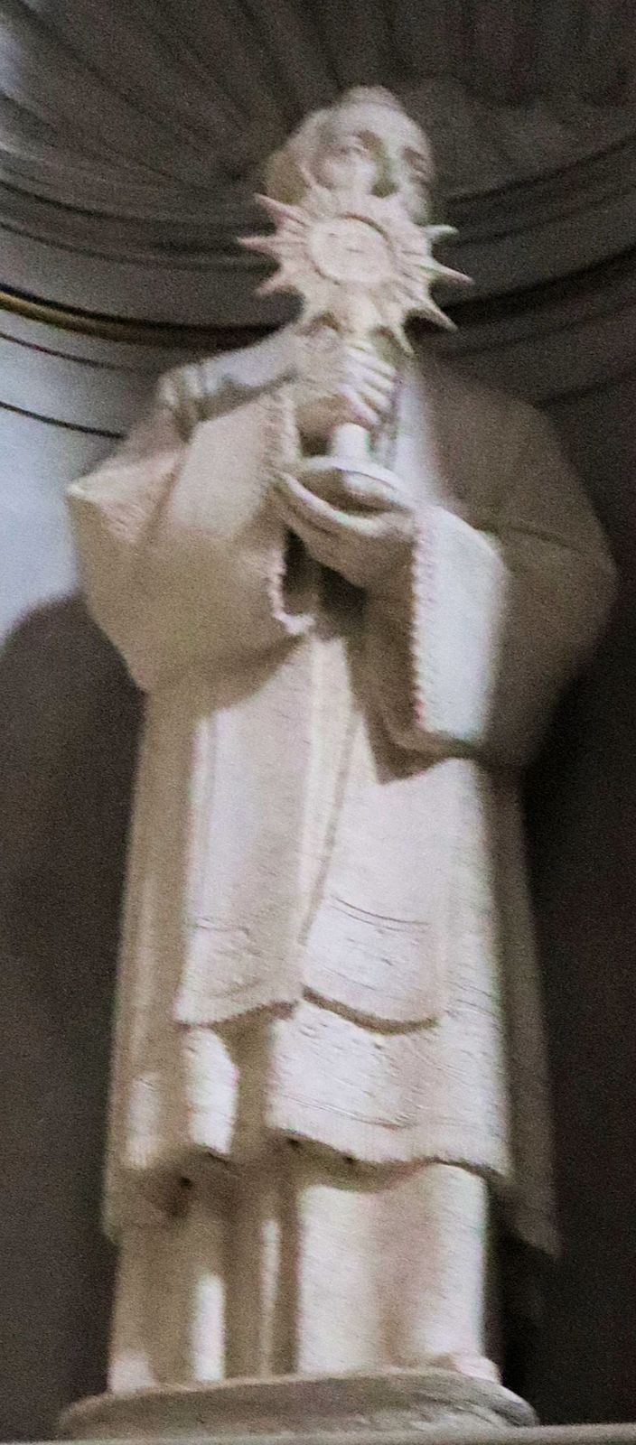 Statue im Sanktuarium in Caravaggio bei Bergamo