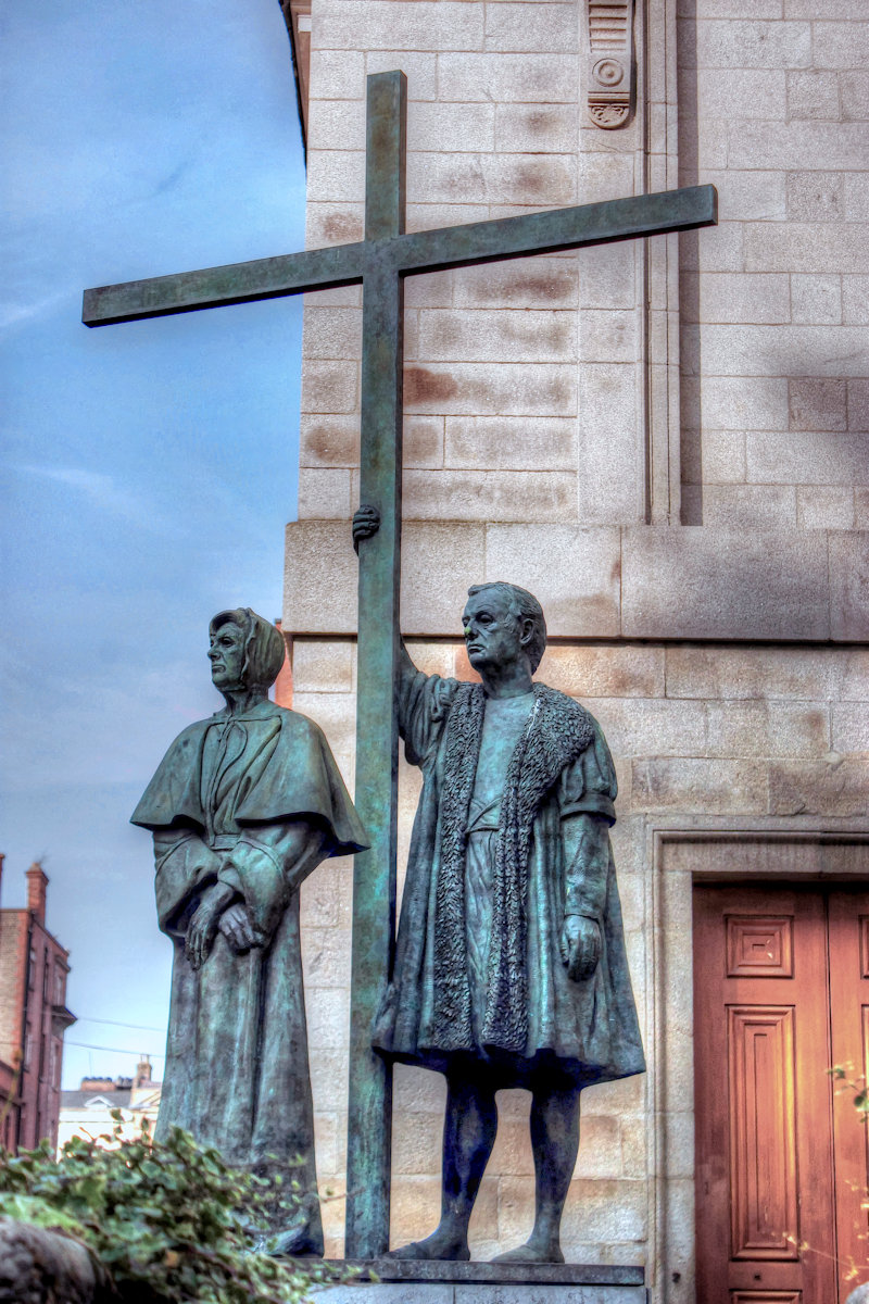 Statue: Franziskus Taylor und Margaretha Ball, 2001, vor der St Mary's Pro-Cathedral in Dublin