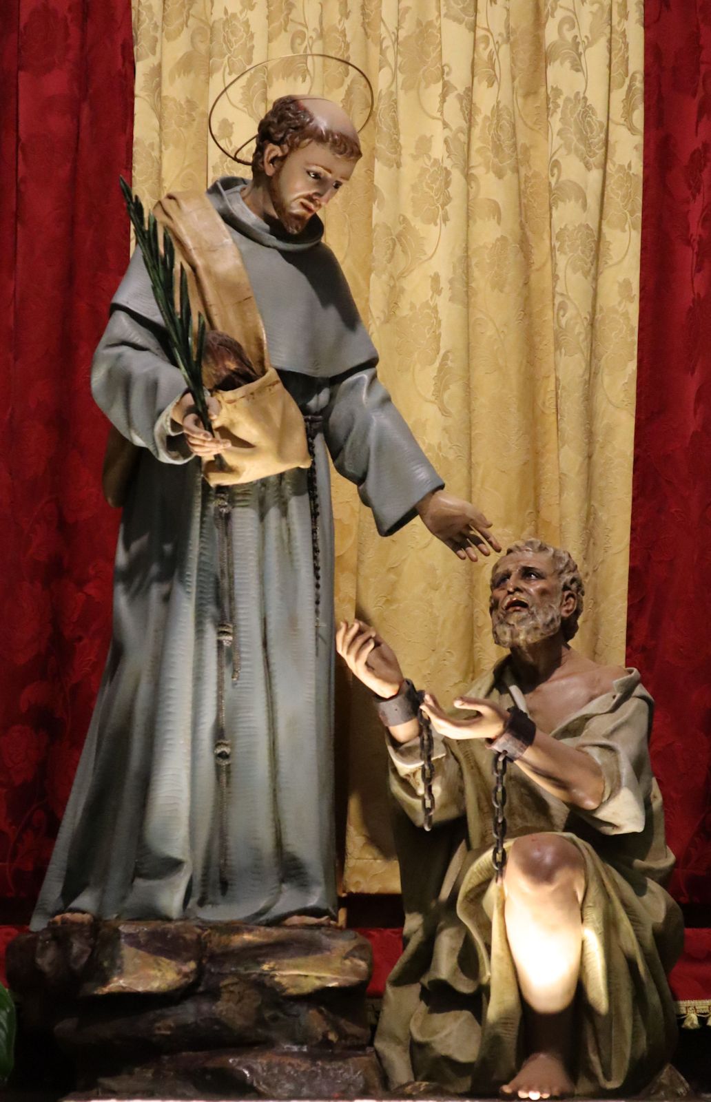 Staue: Franziskus bei einem Gefangenen, in der Kirche Santa Maria di Betlem in Sàssari