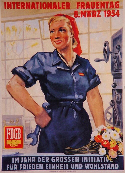 Plakat zum Internationalen Frauentag in der DDR, 1954. Reprint im Haus der Geschichte der Bundesrepublik Deutschland in Bonn
