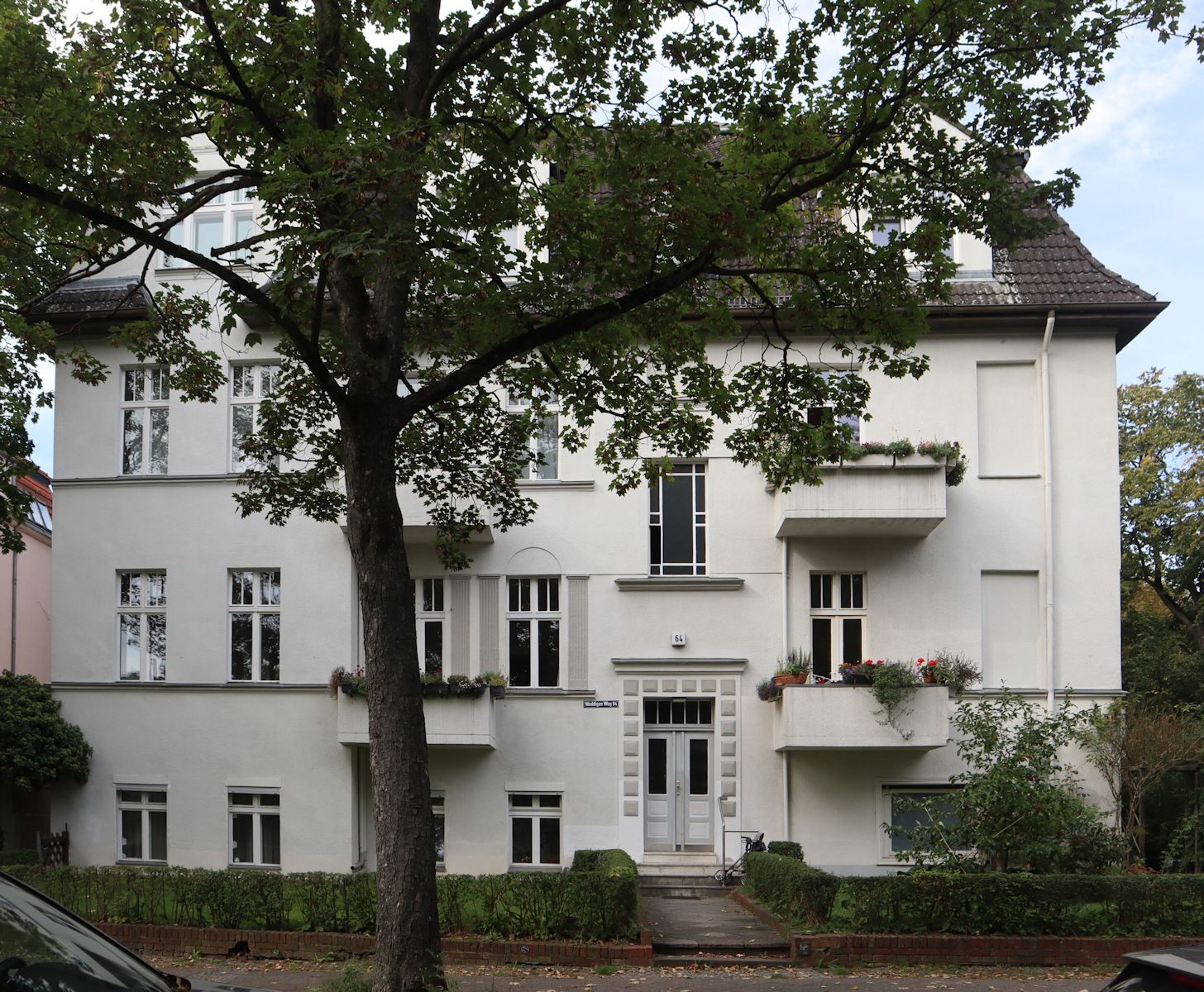 Perels' Geburtshaus in der „Villenkolonie” in Berlin-Lichtenfelde; vor ihm erinnert ein „Stolperstein” an seinen ebenfalls von den Nazis im Mai 1945 ermordeten Vater