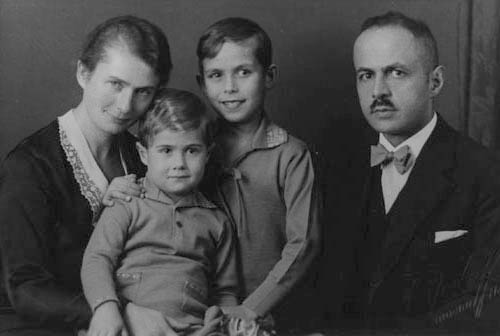 Friedrich Weißler mit Frau Hanna und ihren Söhnen Johannes und Ulrich, um 1930