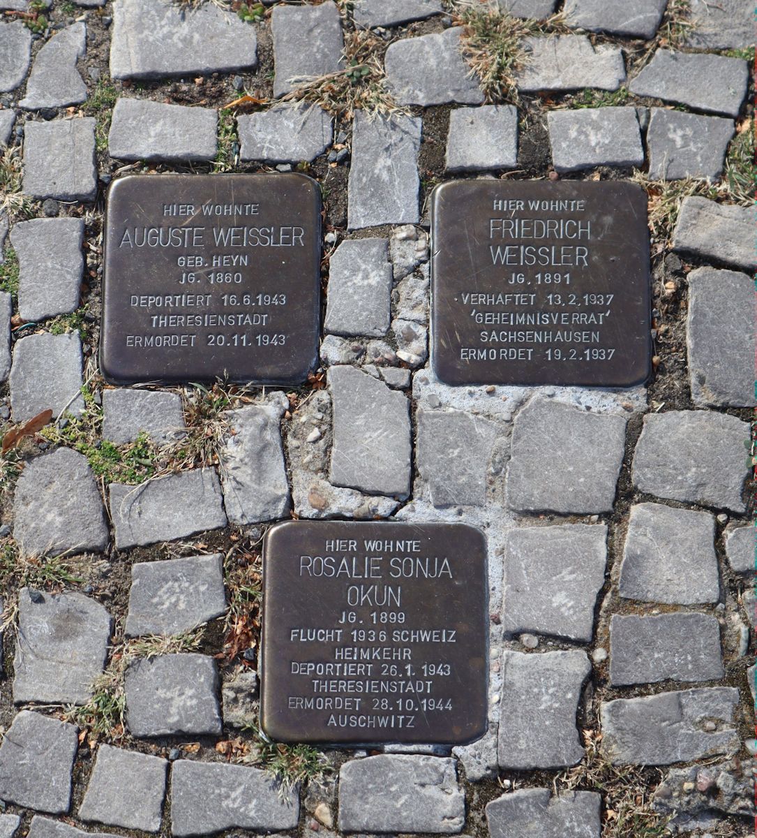 „Stolpersteine” für Friedrich Weißler, seine Mutter Auguste und ein weiteres NS-Opfer, vor Weisslers Wohnhaus in Berlin-Westend