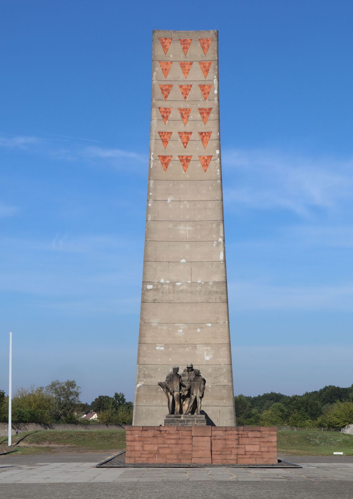 Denkmal, 1961, mit 18 Symbolen, die den politischen Gefangenen verpasst wurden, im Konzentrationslager Sachsenhausen