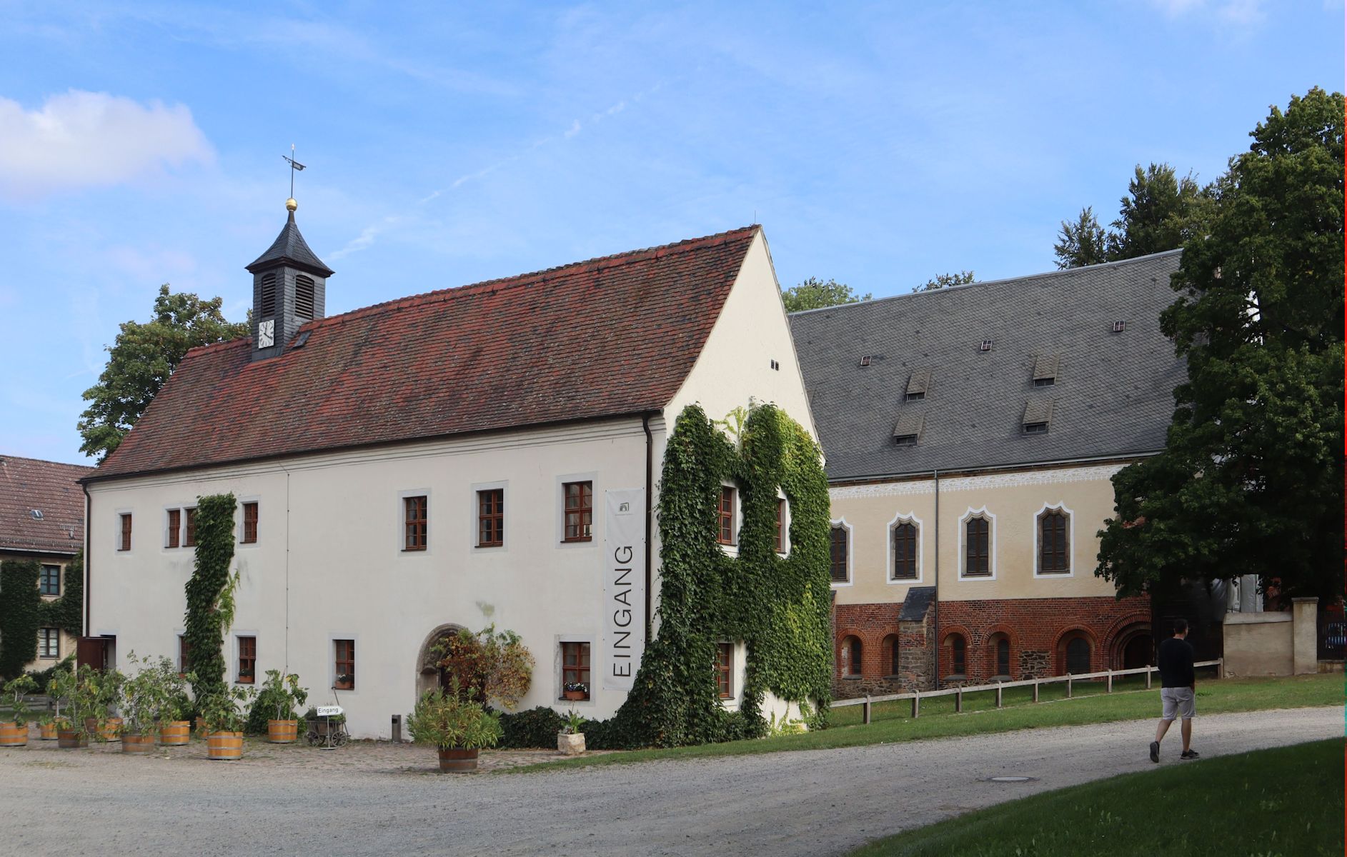„Schreiberei” (vorne) und „Konversenhaus” - erhaltene Gebäude des ehemaligen Klosters Altzelle