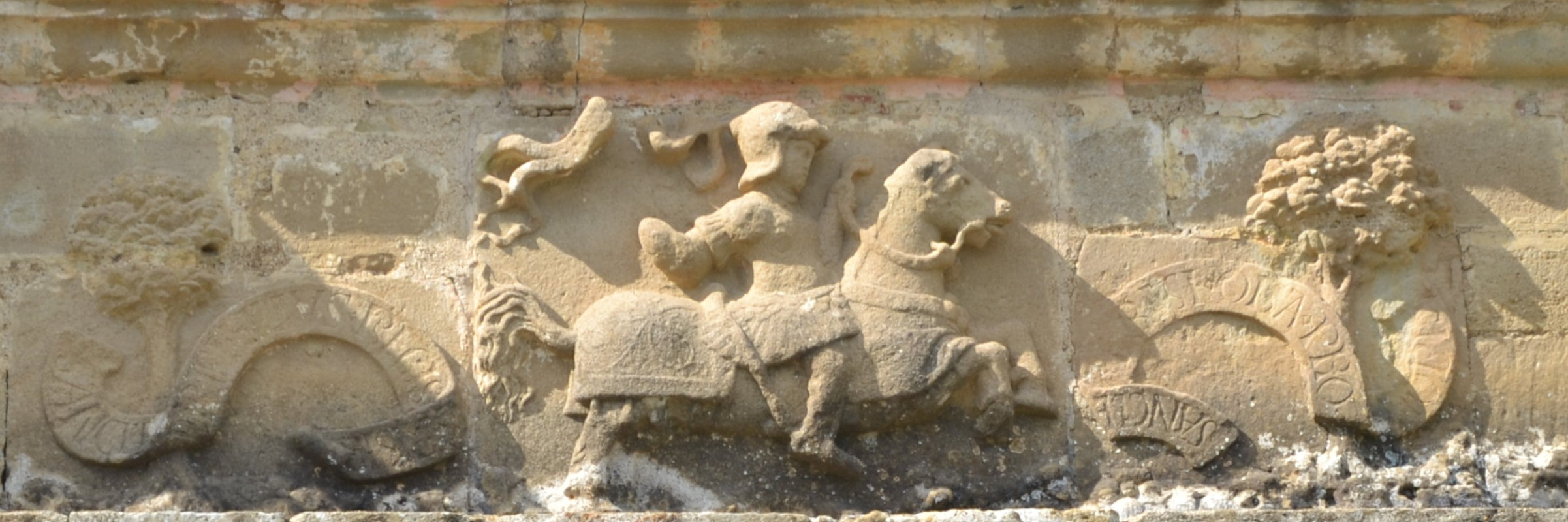 Relief: Frise als Krieger, an der ihm geweihten Basilika in Bassoues