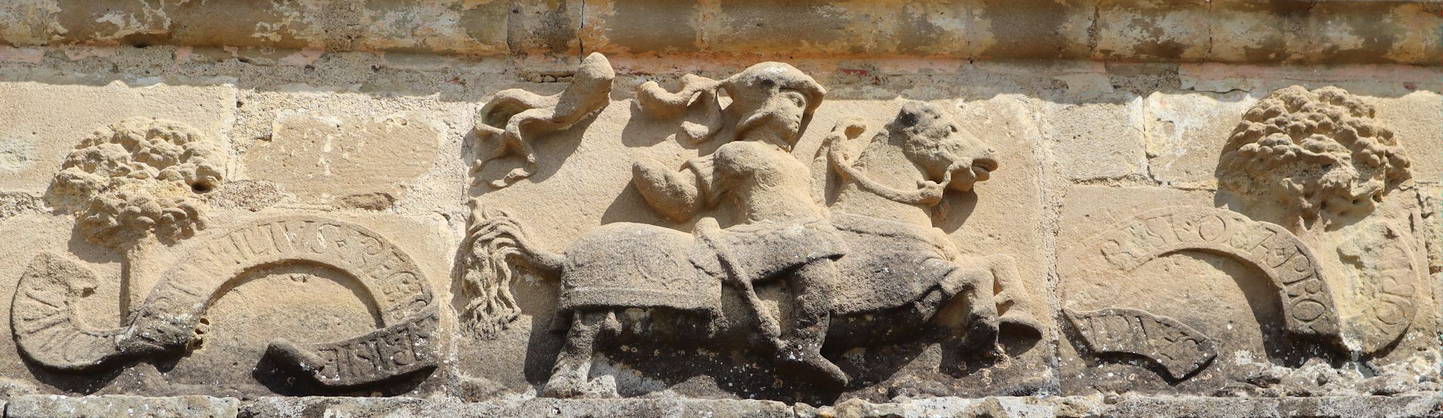 Relief: Frise als Krieger, an der ihm geweihten Basilika in Bassoues