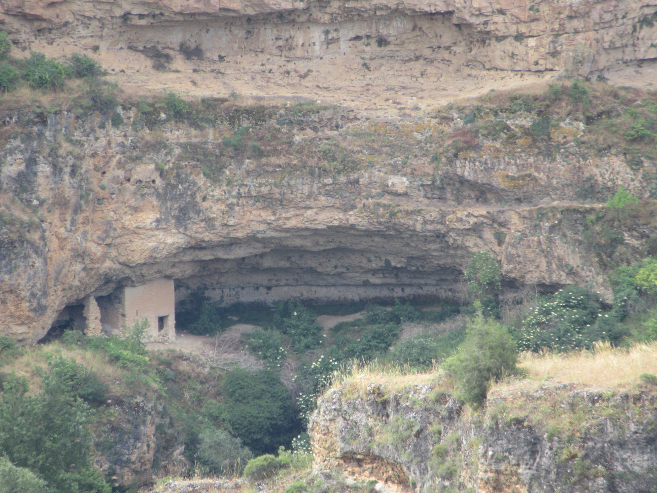 Vom Weg zur Einsiedelei des Fructus aus sichtbar: Einsiedlerhöhle in den Felsen über dem Río Duratón
