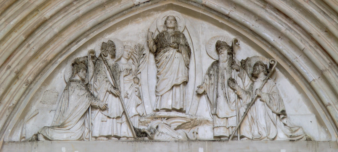 Relief: von links: ??, Fulcran von Lodève, Genesius, Christus, Bischof Georg von Lodève und Florus von Lodève, über dem Portal der Kathedrale in Lodève