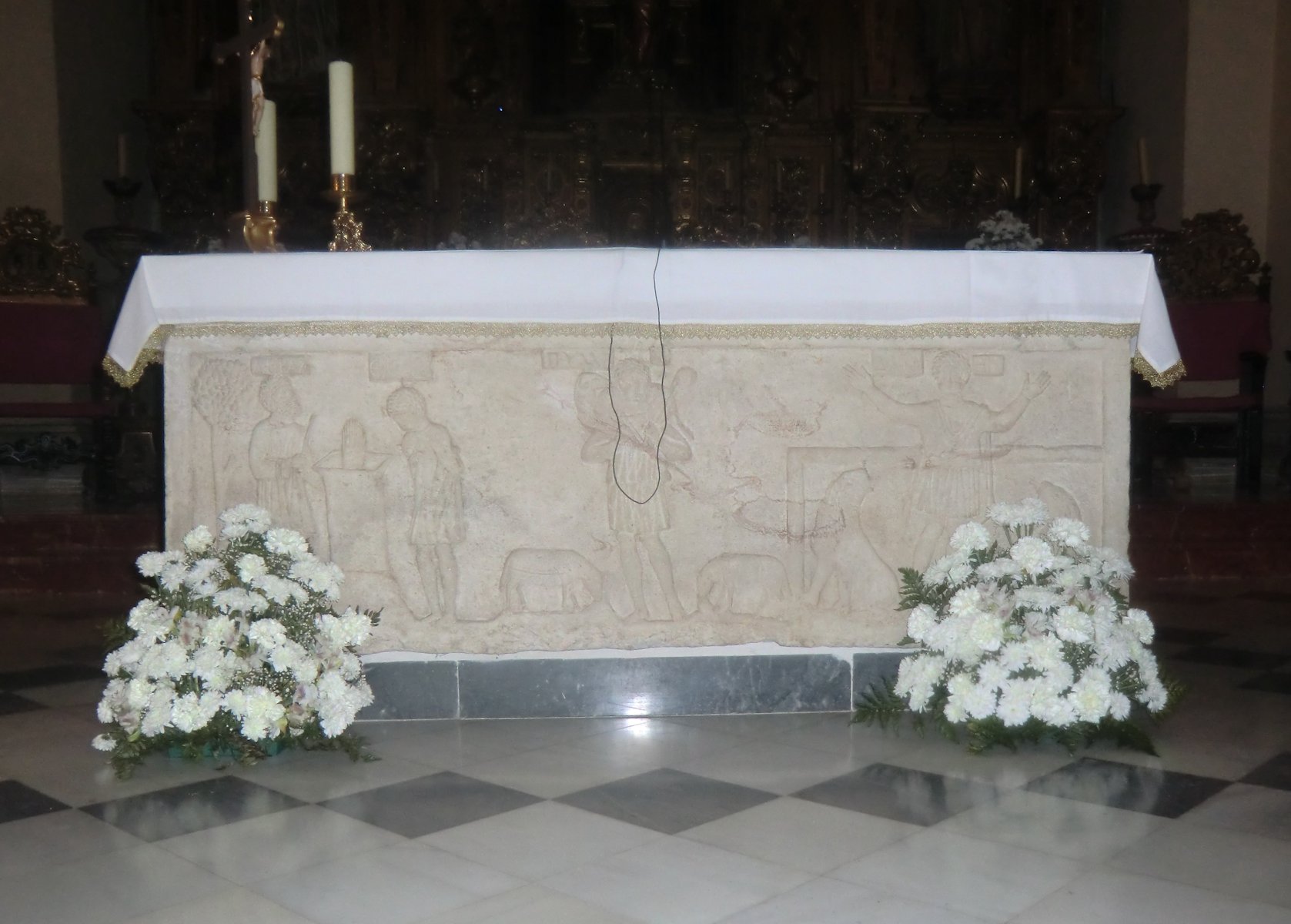 Sarkophag mit biblischen Szenen, der als der des Fulgentius gilt, heute als Volksaltar genutzt,  in der Kirche Santa Cruz in Écija