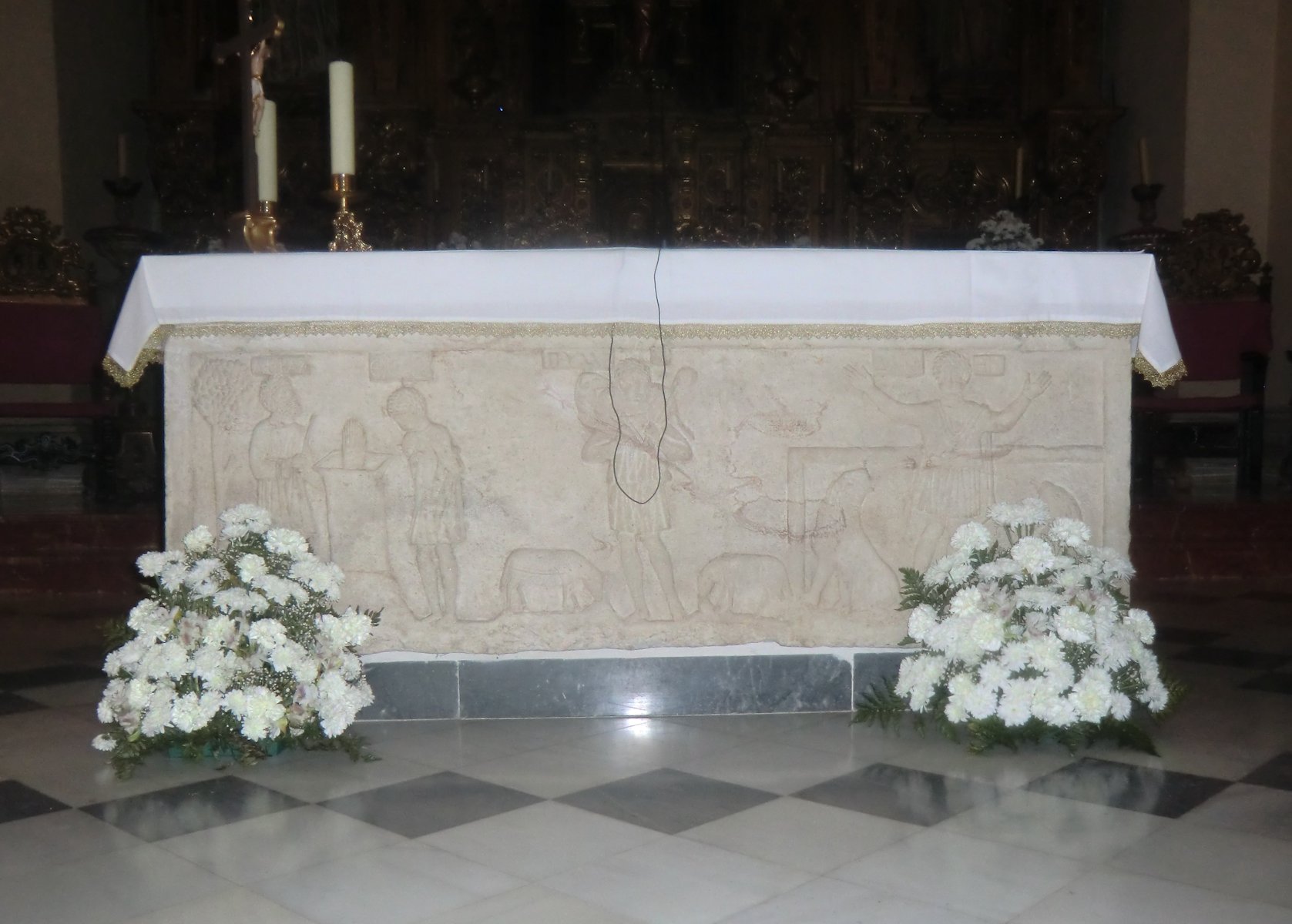 Sarkophag mit biblischen Szenen, der als der des Fulgentius gilt, heute als Volksaltar genutzt, in der Kirche Santa Cruz in Écija
