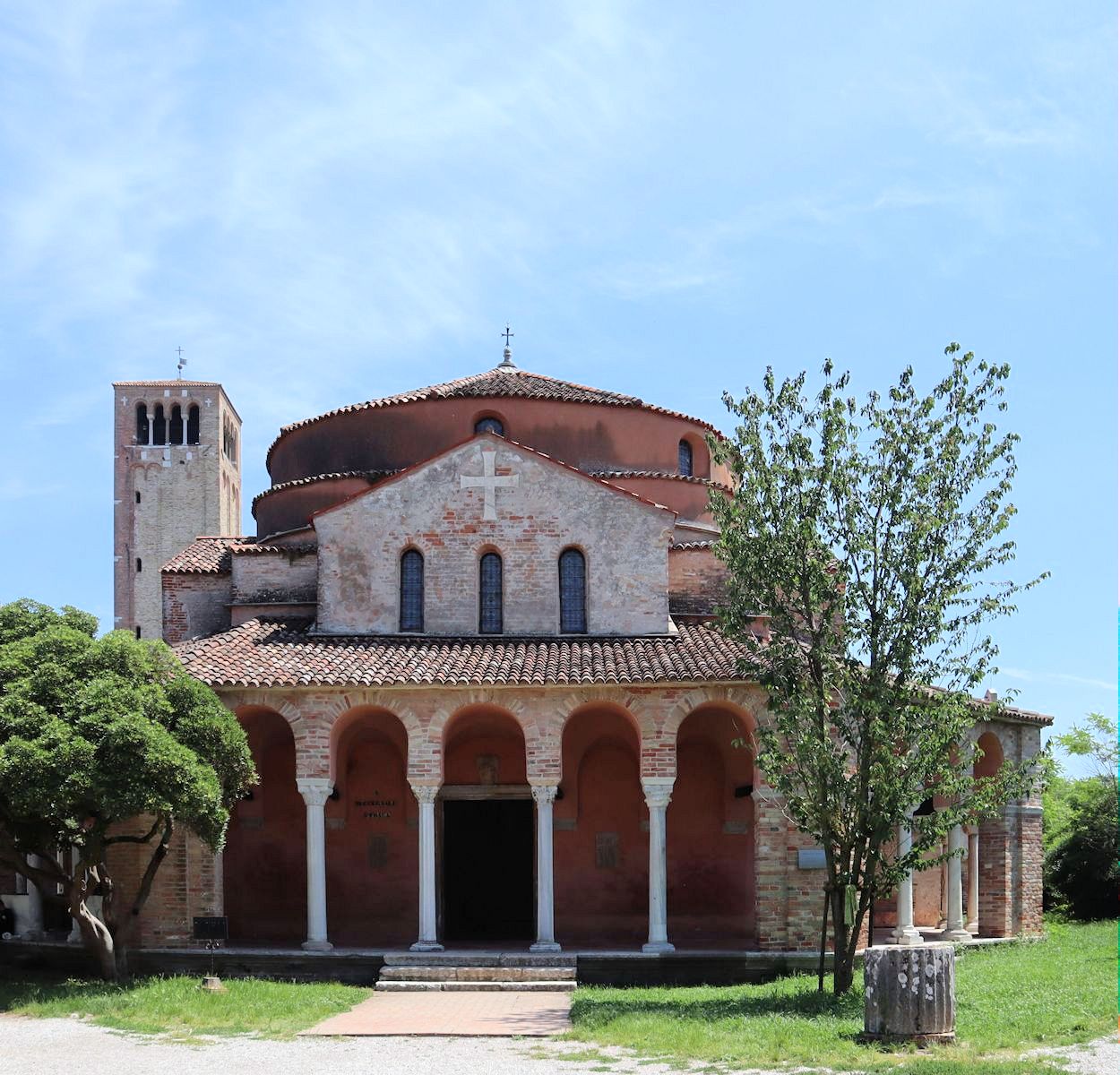 früheres Baptisterium und jetzige Kirche Santa Fosca und Turm der früheren Kathedrale Santa Maria Assunta auf der Insel Torcello in Venedig