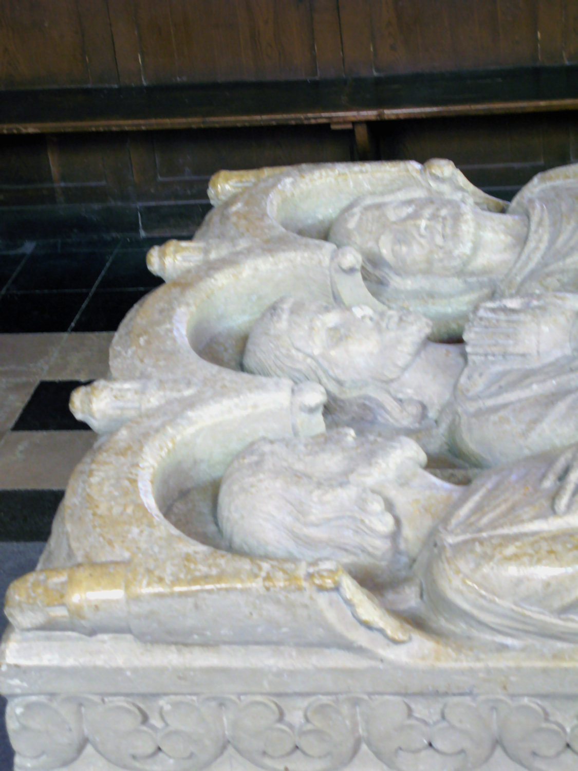 Grab von Fuscianus, Victoricus und Gentianus in der ihnen geweihten Kirche in Sains-en-Amiénois