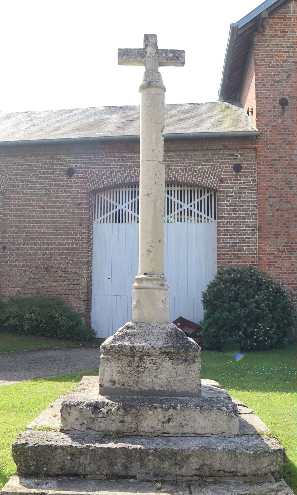 Kreuz an der Stelle des Martyriums, neben der Pfarrkirche in Saint-Fuscien