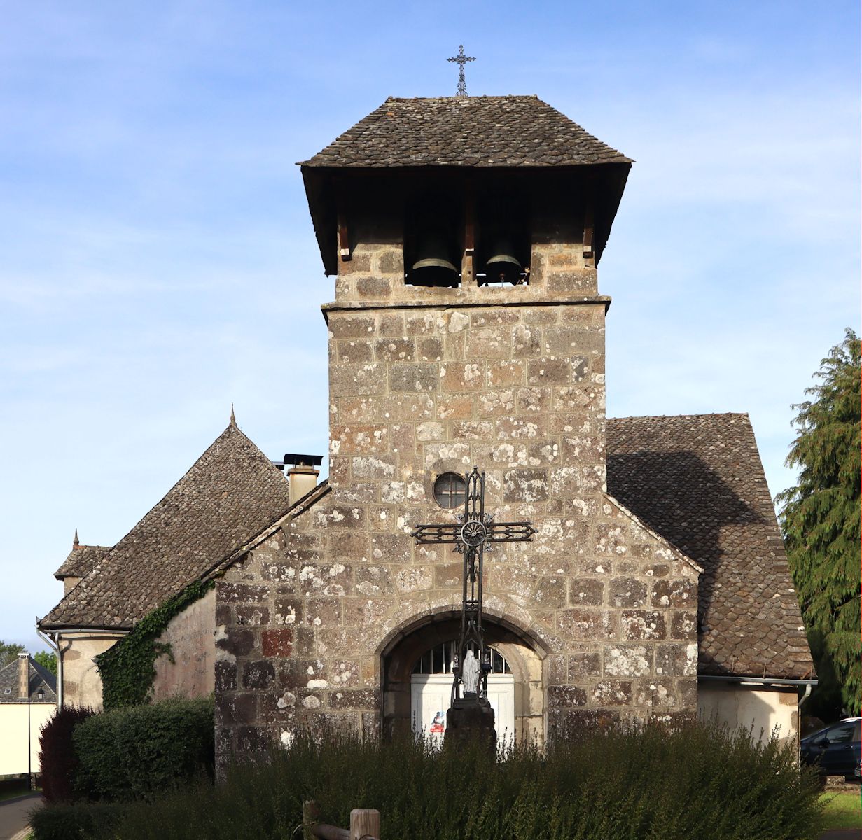 Kirche im kleinen Dorf Besse
