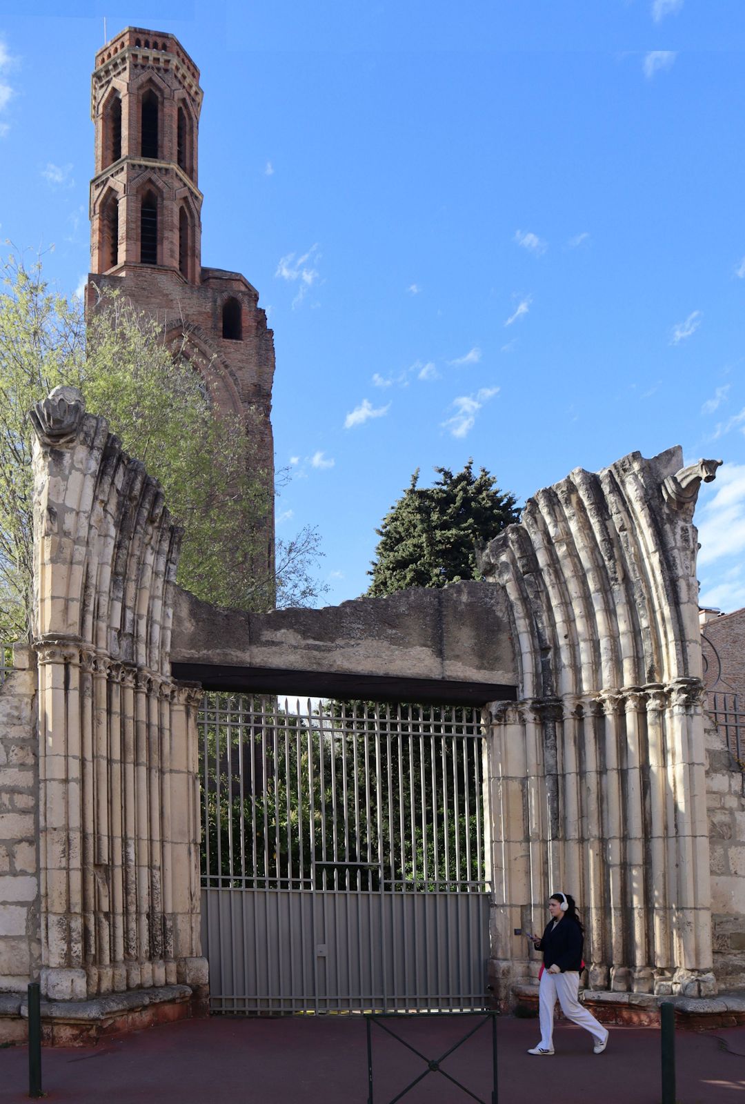 Reste des Portals und Turm der ehemaligen Franziskanerkirche in Toulouse