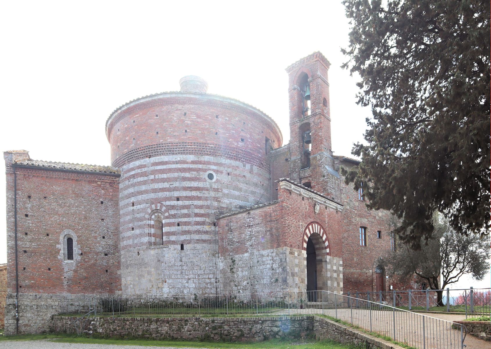 Rundkirche über Galganos Grab auf dem Montesiepi