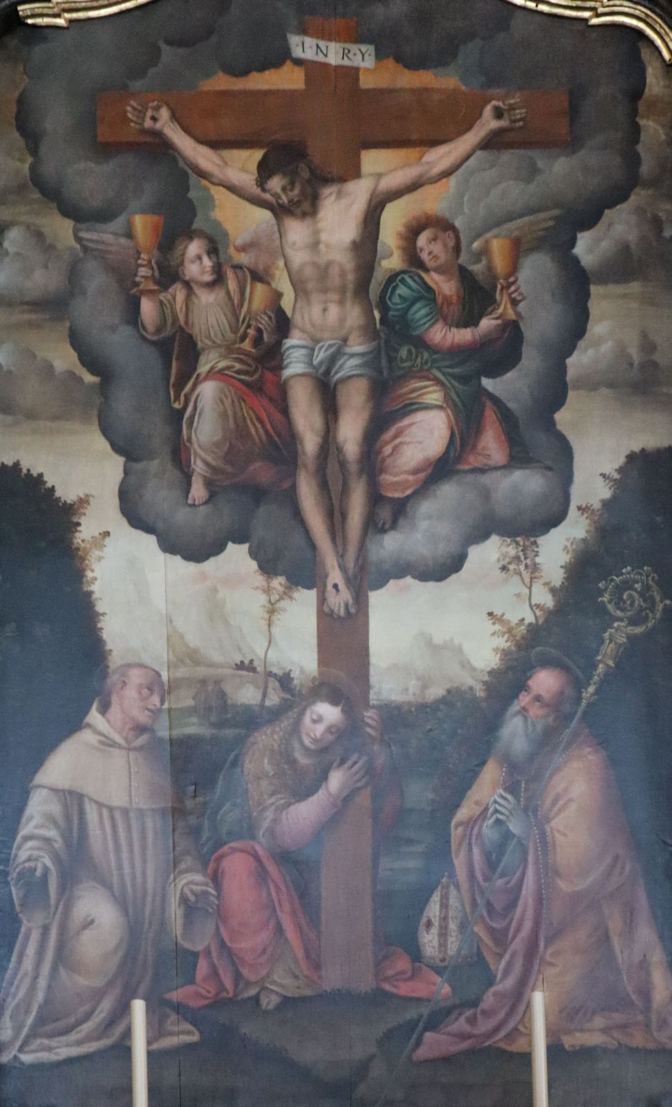 Bernardino Lanino: Gaudentius (rechts), Maria Magdalena und Benedikt von Nursia betend vor dem Kreuz Jesu Christi, Altarbild, um 1577, im Dom in Novara