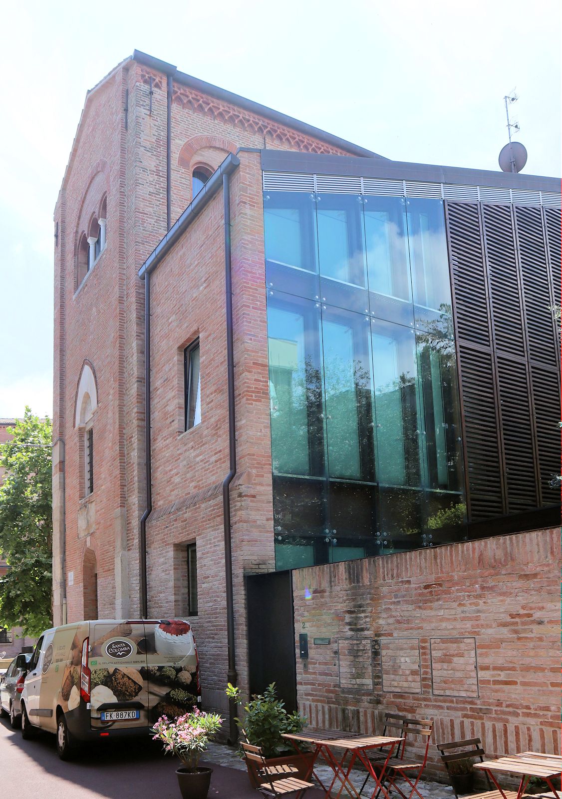 Elemente der ehemaligen Kathedrale Santa Colomba in einem Geschäftshaus in Rimini