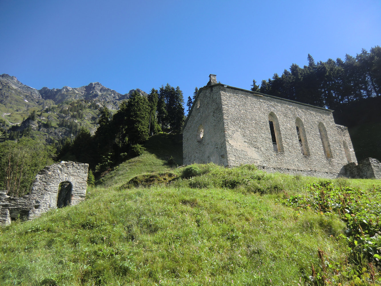 Reste der Gaudenz geweihten Kirche über seinem Grab und des Hospizes bei Casaccia