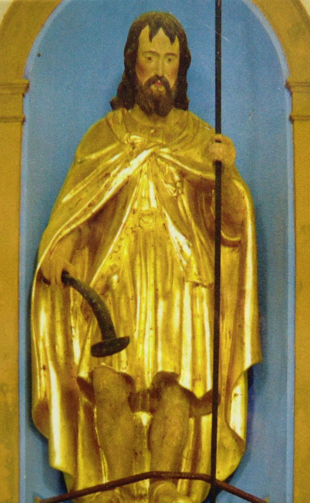 Statue in der Kirche in St-Gaudéric. Gauderich hält in Händen einen Stab zum Hüten der Rinder und ein Gerät zum Furchenziehen.