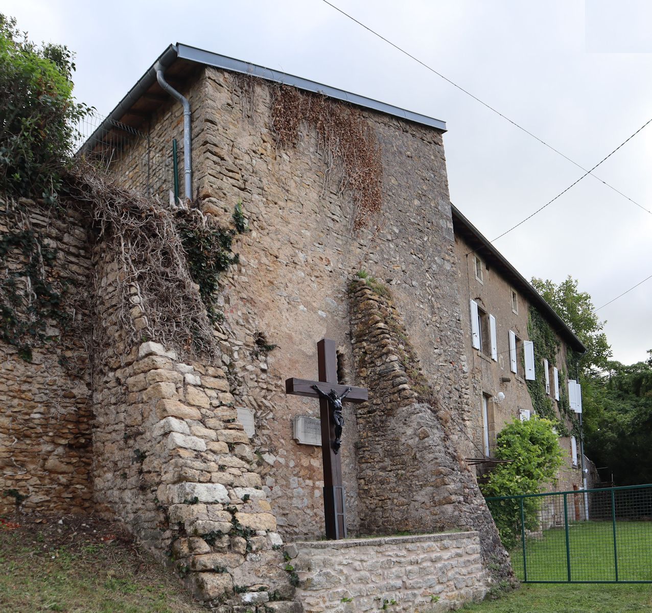 ehemaliges Frauenkloster in Bouxières-aux-Dames mit Kreuz an der Stelle des früheren Grabes von Gauzelinus