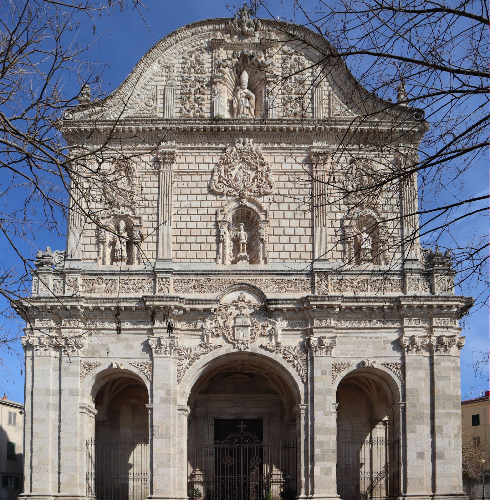 Fassade der Kathedrale in Sassari mit ihrem Patron Nikolaus von Myra (oben) und Protus, Gavinus sowie Januarius (von links)