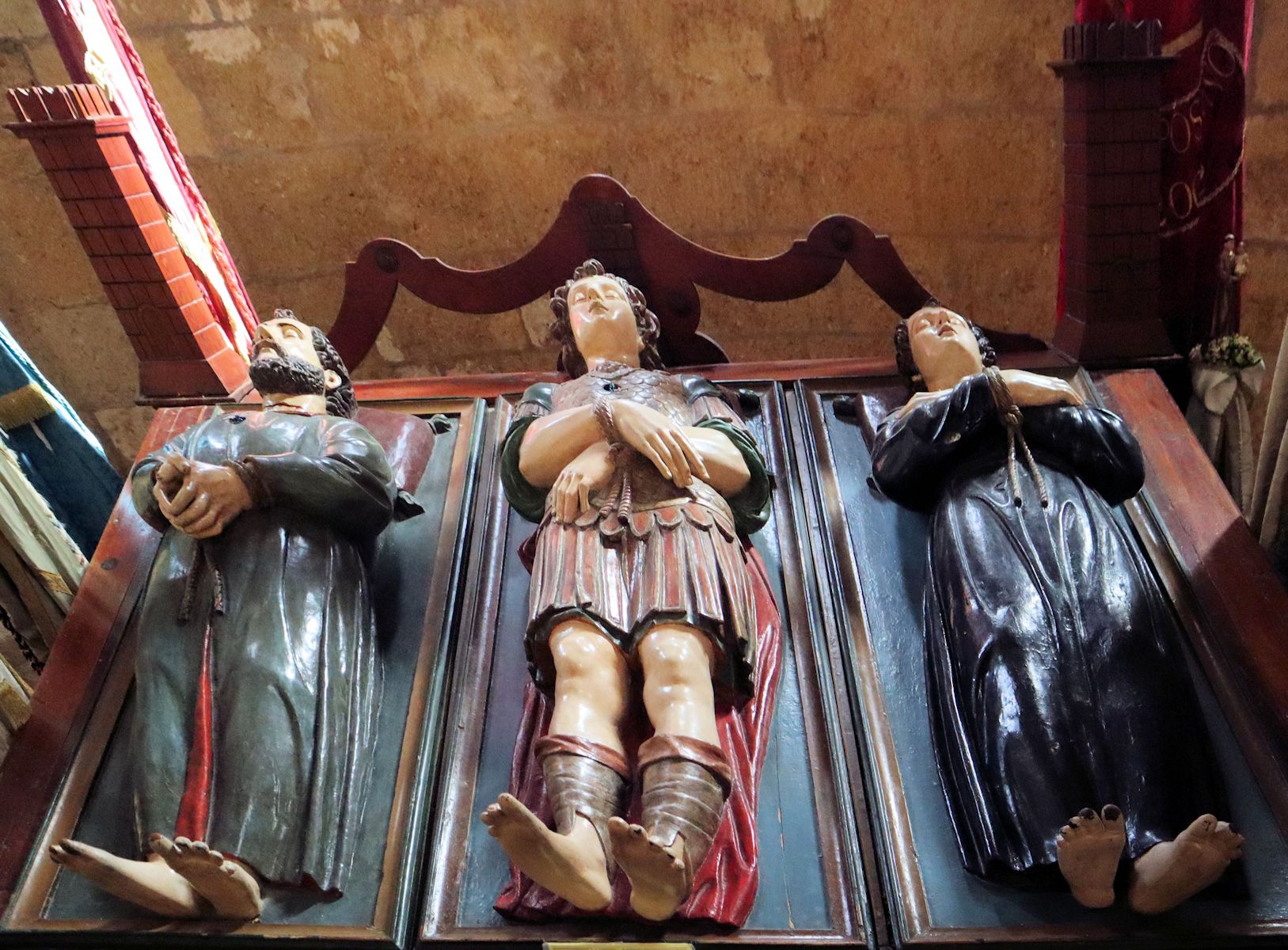 Liegefiguren von Protus, Gavinus sowie Januarius (von links) in der Basilika San Gavino in Porto Torres